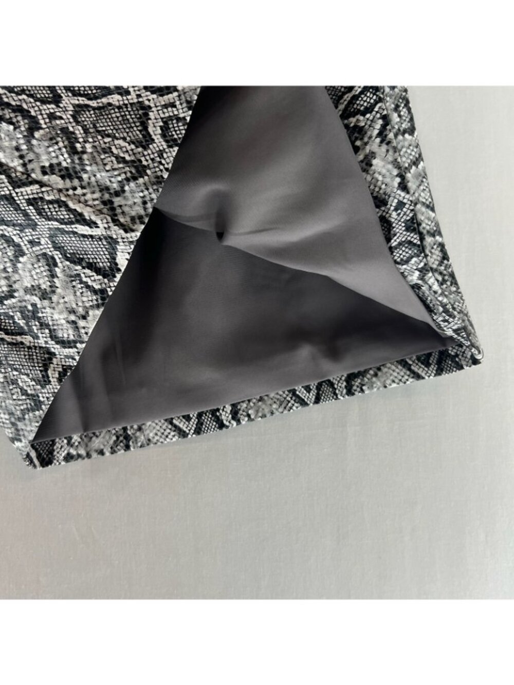J.ING Faux Leather Snake Print Mini Skirt Size M Lined Zip Fly Pocket Gray Black - Picture 10 of 13